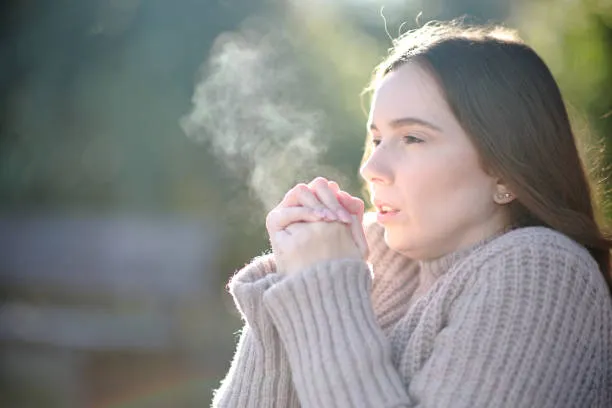 mujer-respirando-frío-en-invierno