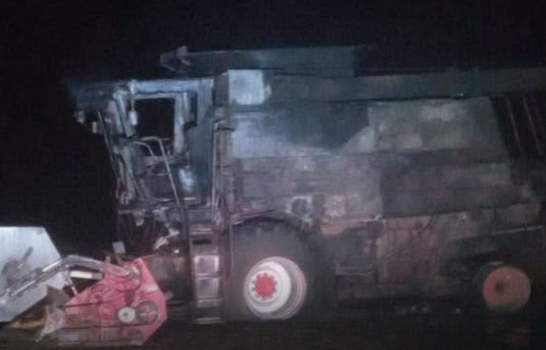 🔥 Una cosechadora fue consumida por un incendio este lunes por la tarde mientras realizaba tare