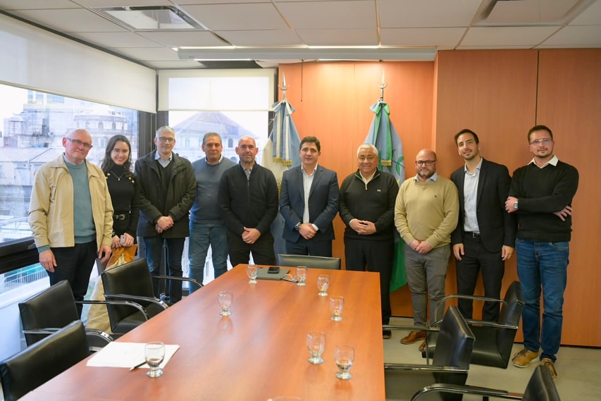Firmamos la reactivación de la Línea 228 D, un servicio esencial que volverá a conectar a las y