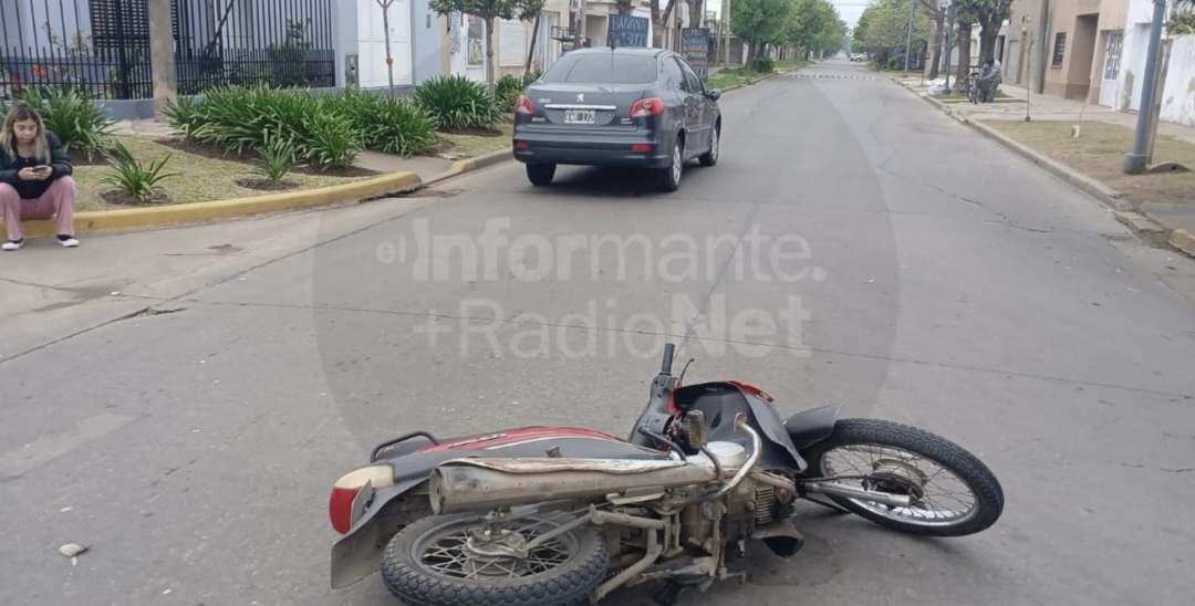 Copia de Dos delincuentes encapuchados le sustrajeron la cartera y $300.000 a una mujer en la calle