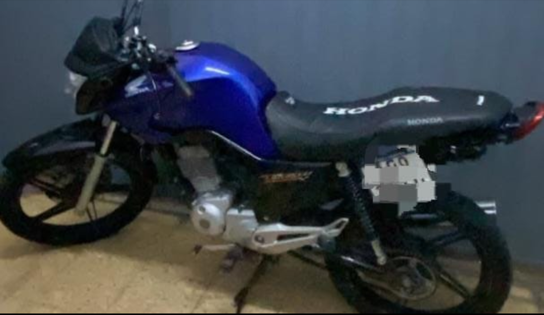 Dos menores de 17 años realizaban maniobras peligrosas en una motocicleta y agredieron a policías (1)