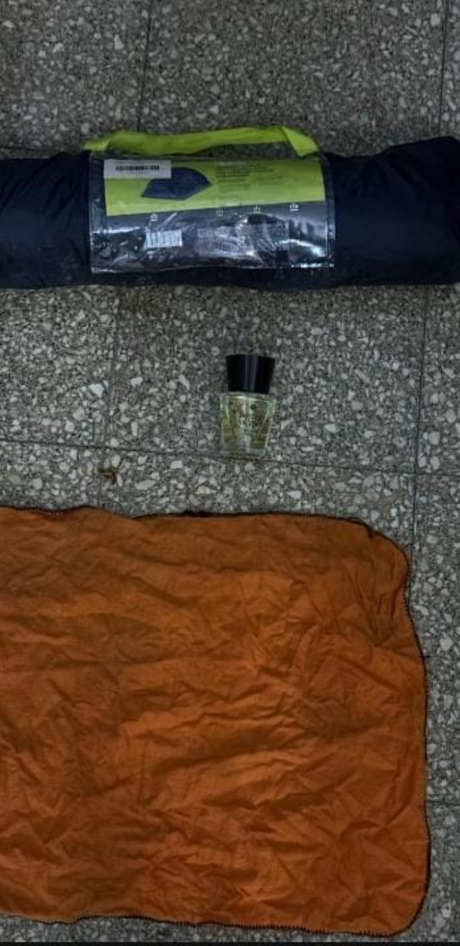 Dos menores de 17 años realizaban maniobras peligrosas en una motocicleta y agredieron a policías (3)