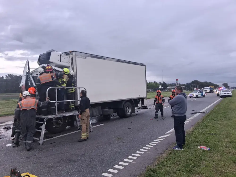 baradero-choque-de-camiones-en-la-ruta-9-rescataron-a-un-cho-fdbbf5c5