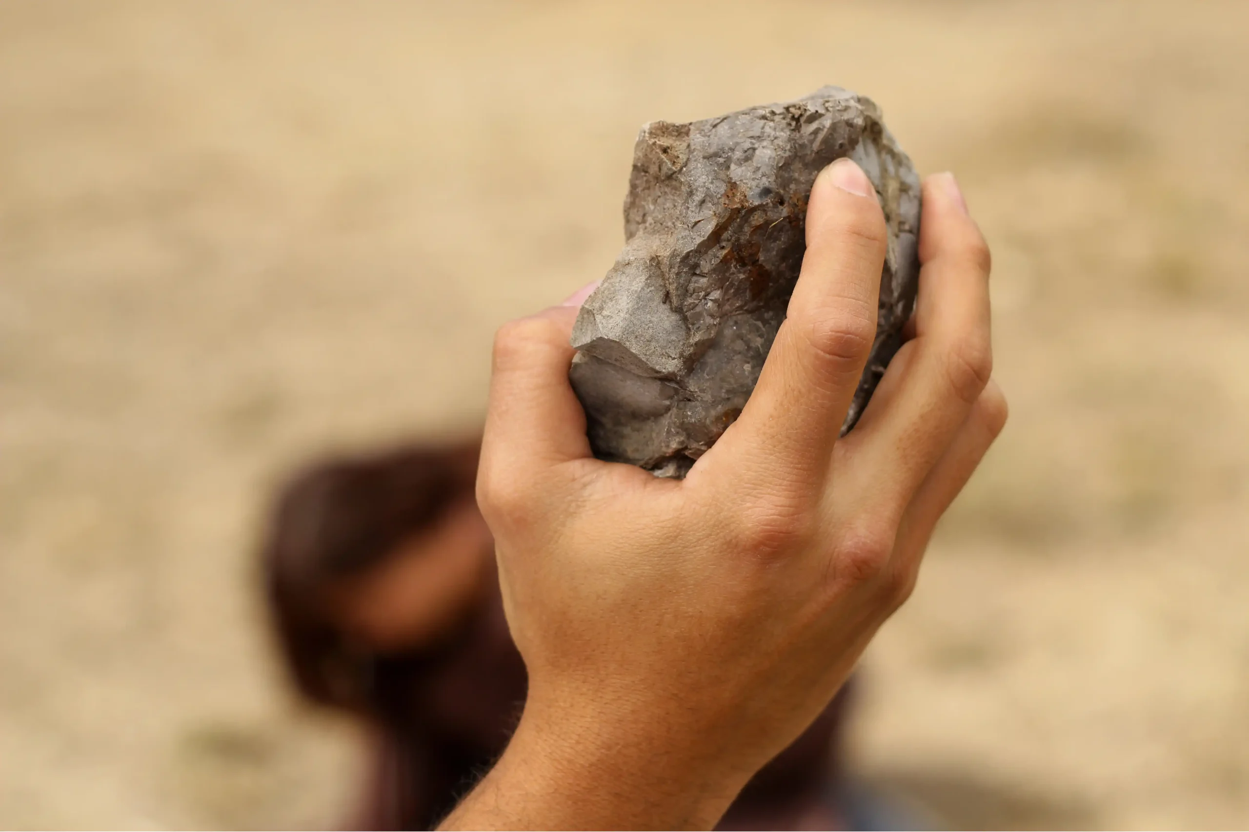tirar-la-piedra-y-esconder-la-mano-scaled