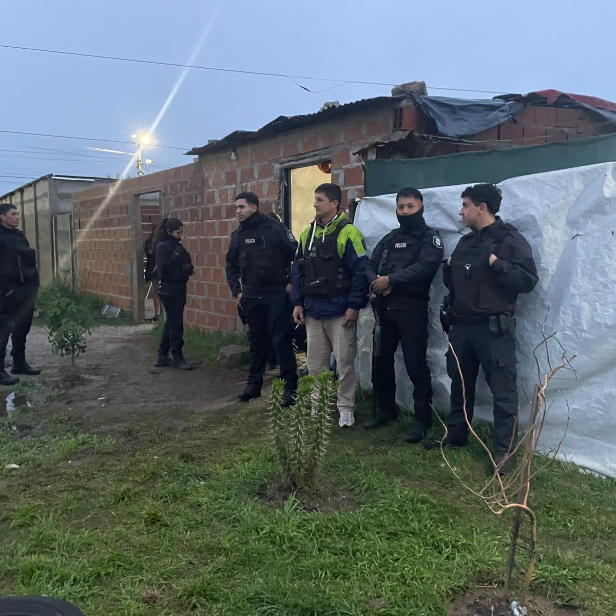🛑 TRES MENORES DETENIDOS TRAS UN VIOLENTO ROBO EN EL BARRIO SANTA ROSA DE RAMALLOAyer, la polic